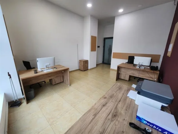 Tirane, jepet me qera zyre Kati 2, 40 m² 520 € (myslym shyri)