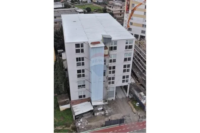 jepet me qera , 1.570 m² (Objekt 5 katësh me qira!)