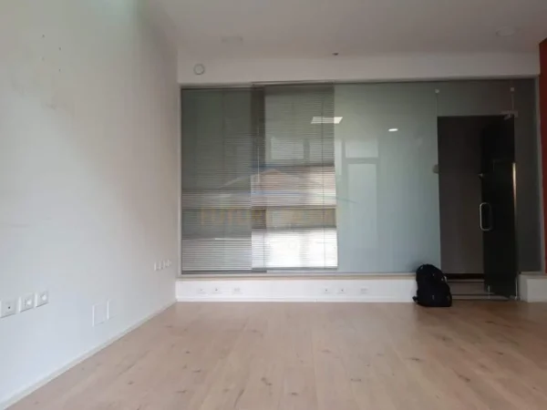 Tirane, jepet me qera ambjent biznesi Kati 2, 31 m² 500 € (Petro Nini Luarasi)