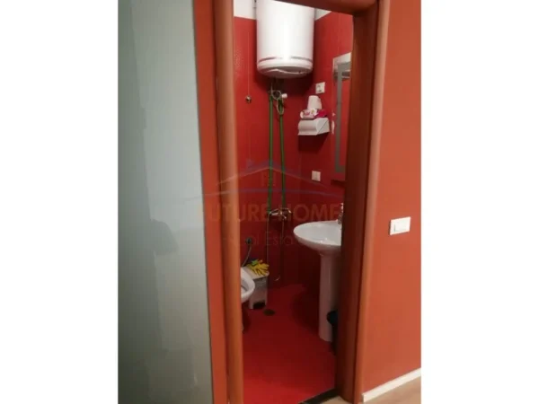 Tirane, jepet me qera ambjent biznesi Kati 2, 31 m² 500 € (Petro Nini Luarasi)