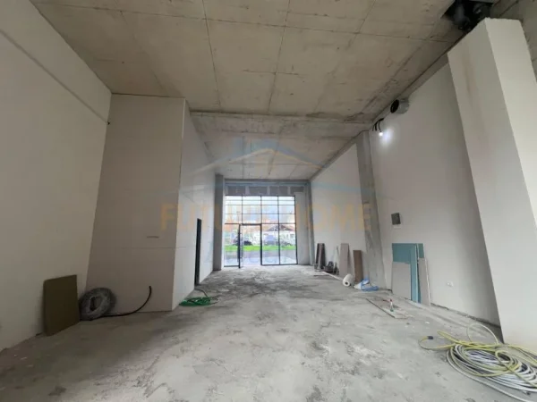 Tirane, jap me qera ambjent biznesi Kati 0, 98 m² 1.500 € (Porcelan)