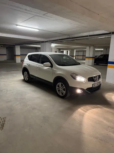 Tirane, shes makine Nissan qashqai Nafte, manuale Kondicioner 165 km 8.000 €