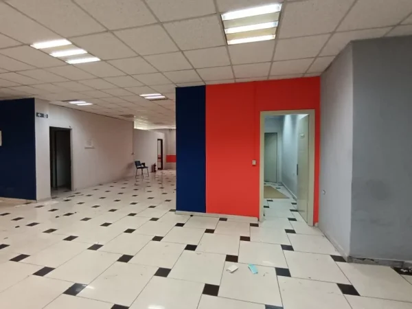 Tirane, jepet me qera ambjent biznesi Kati 1, 3.000 € (Rruga e Elbasanit)