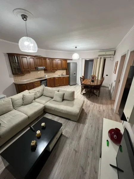 Tirane, jepet me qera apartament 2+1 , 80 m² 600 € (Komuna Parisit)