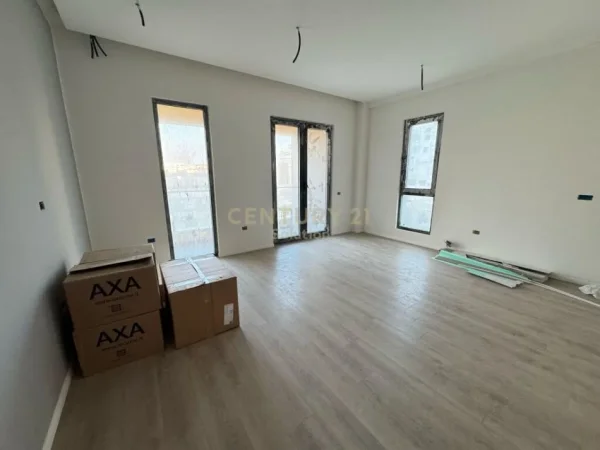 Tirane, shes apartament 2+1+2 , 110 m² 297.000 € (Square 21, Rruga e Kavajës)