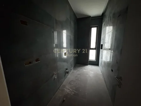 Tirane, shes apartament 2+1+2 , 110 m² 297.000 € (Square 21, Rruga e Kavajës)