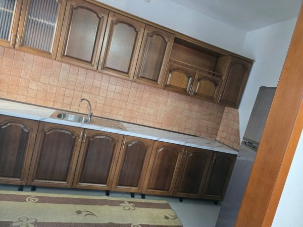 Tirane, jepet me qera apartament 2+1 Kati 1, 100 m² 400 € (laprake)