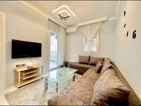 Tirane, jepet me qera apartament 1+1+Aneks+Ballkon Kati 2, 450 € (rruga 5 maji)