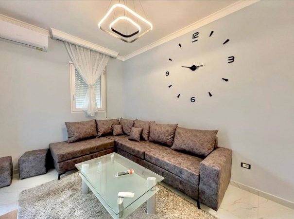 Tirane, jepet me qera apartament 1+1+Aneks+Ballkon Kati 2, 450 € (rruga 5 maji)