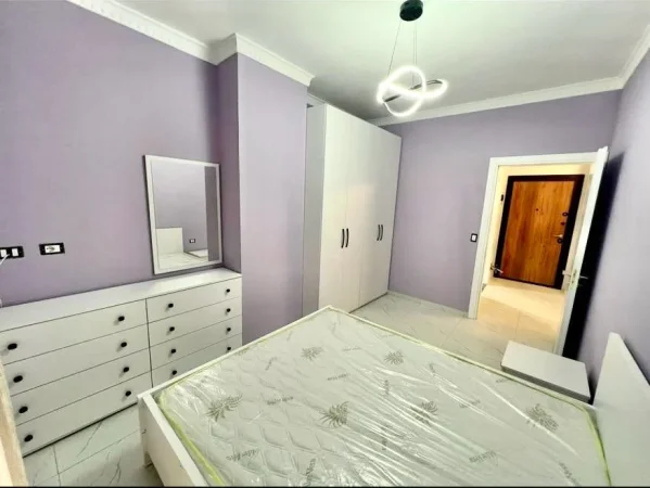 Tirane, jepet me qera apartament 1+1+Aneks+Ballkon Kati 2, 450 € (rruga 5 maji)