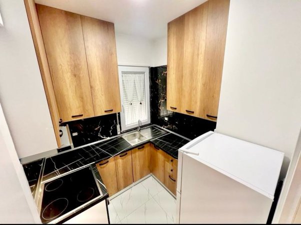 Tirane, jepet me qera apartament 1+1+Aneks+Ballkon Kati 2, 450 € (rruga 5 maji)