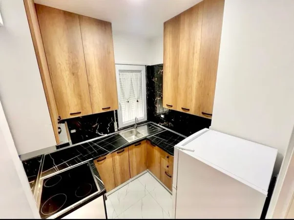 Tirane, jepet me qera apartament 1+1+Aneks+Ballkon Kati 2, 450 € (rruga 5 maji)