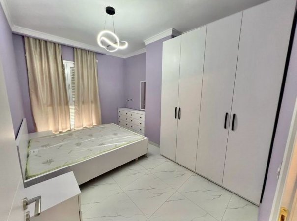 Tirane, jepet me qera apartament 1+1+Aneks+Ballkon Kati 2, 450 € (rruga 5 maji)