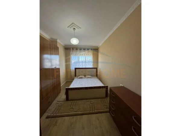 Tirane, jepet me qera apartament 2+1+Ballkon Kati 8, 100 m² 550 € (Yzberisht)