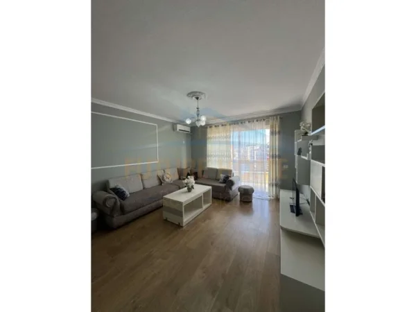 Tirane, jepet me qera apartament 2+1+Ballkon Kati 8, 100 m² 550 € (Yzberisht)