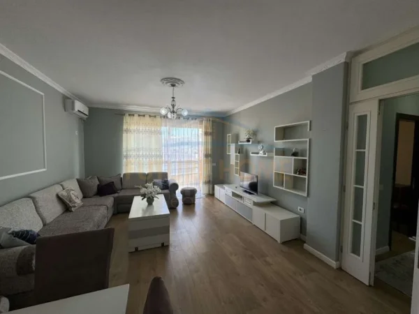 Tirane, jepet me qera apartament 2+1+Ballkon Kati 8, 100 m² 550 € (Yzberisht)