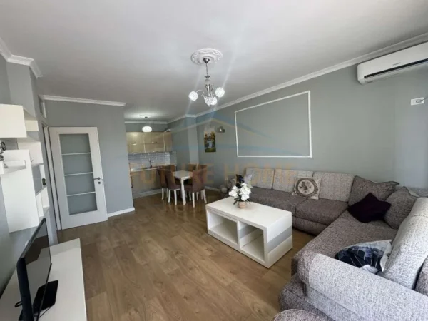 Tirane, jepet me qera apartament 2+1+Ballkon Kati 8, 100 m² 550 € (Yzberisht)