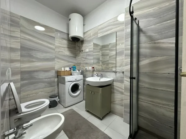 Tirane, jap me qera apartament 1+1 , 77 m² 800 € (Kompleksi Delijorgji)