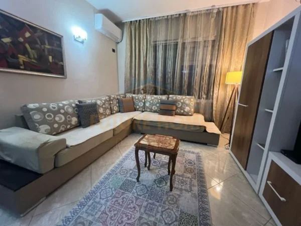 Tirane, jepet me qera apartament 1+1 Kati 4, 75 m² 600 € (Rruga e Kavajes)