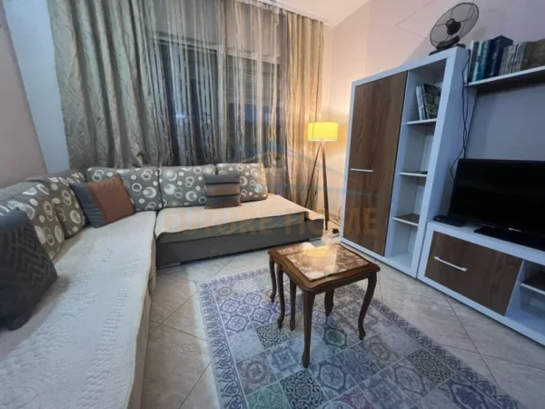 Tirane, jepet me qera apartament 1+1 Kati 4, 75 m² 600 € (Rruga e Kavajes)