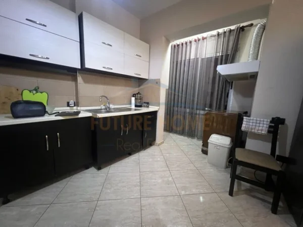 Tirane, jepet me qera apartament 1+1 Kati 4, 75 m² 600 € (Rruga e Kavajes)
