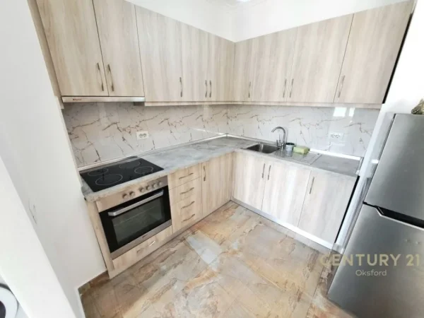Tirane, jap me qera apartament 1+1+2 POSTE PARKIMI +Ballkon , 57 m² 550 € (Liqeni i Thatë)