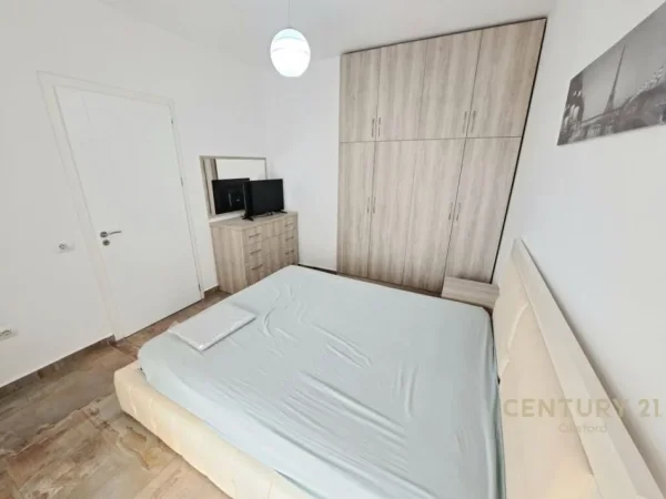 Tirane, jap me qera apartament 1+1+2 POSTE PARKIMI +Ballkon , 57 m² 550 € (Liqeni i Thatë)