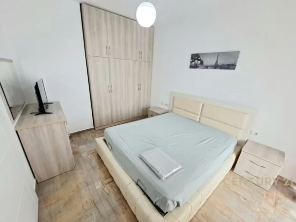 Tirane, jap me qera apartament 1+1+2 POSTE PARKIMI +Ballkon , 57 m² 550 € (Liqeni i Thatë)