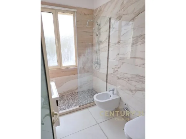 Tirane, jap me qera apartament 1+1+2 POSTE PARKIMI +Ballkon , 57 m² 550 € (Liqeni i Thatë)