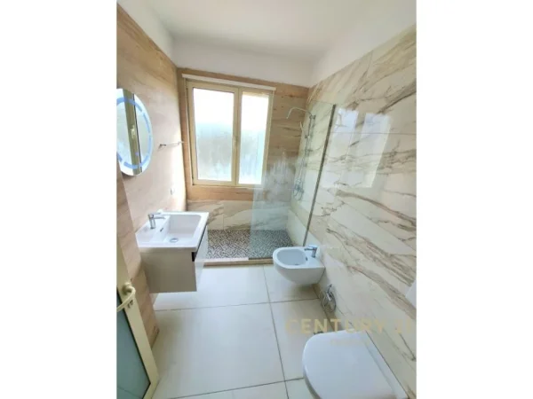 Tirane, jap me qera apartament 1+1+2 POSTE PARKIMI +Ballkon , 57 m² 550 € (Liqeni i Thatë)