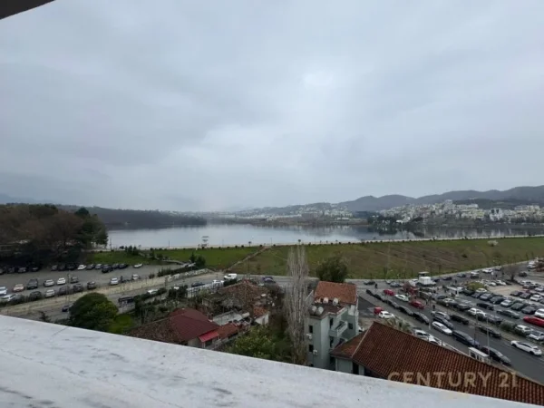 Tirane, jap me qera apartament 2+1+2+Ballkon , 150 m² 2.000 € (Liqeni i Tiranës)