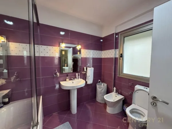 Tirane, jap me qera apartament 2+1+2+Ballkon , 150 m² 2.000 € (Liqeni i Tiranës)