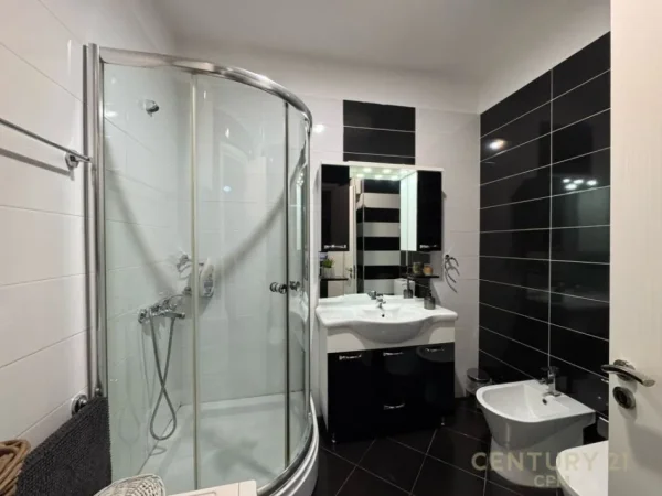 Tirane, jap me qera apartament 2+1+2+Ballkon , 150 m² 2.000 € (Liqeni i Tiranës)