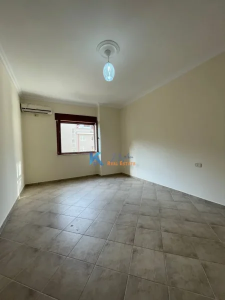 Tirane, jap me qera zyre Kati 2, 127 m² 700 € (QENDER)