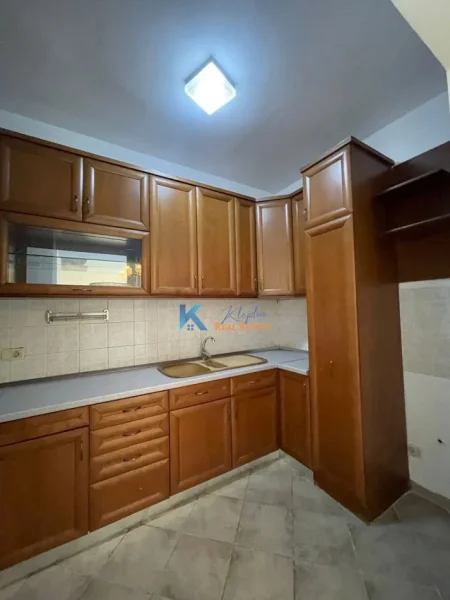 Tirane, jap me qera zyre Kati 2, 127 m² 700 € (QENDER)