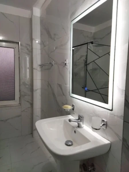 Tirane, jap me qera apartament 1+1+Ballkon Kati 5, 60 m² 450 € (Ali Dem, afer Big Market)