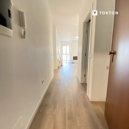 Tirane, jepet me qera ambjent biznesi Kati 6, 100 m² 600 € (RRuga 5 Maji, Emerald Center, TT 1871)