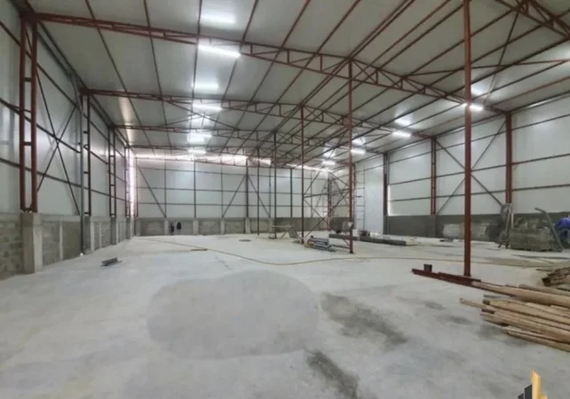 Tirane, jepet me qera magazine Kati 0, 960 m² 5.000 € (Top Channel)