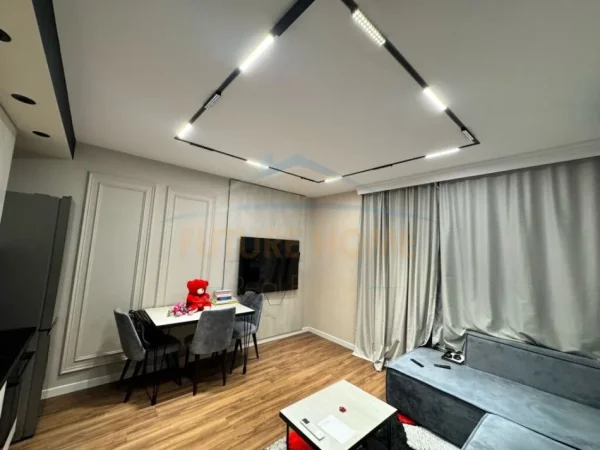 Tirane, jepet me qera apartament 1+1+Ballkon Kati 10, 65 m² 800 € (Komuna e Parisit)