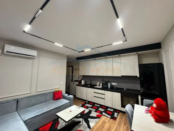Tirane, jepet me qera apartament 1+1+Ballkon Kati 10, 65 m² 800 € (Komuna e Parisit)