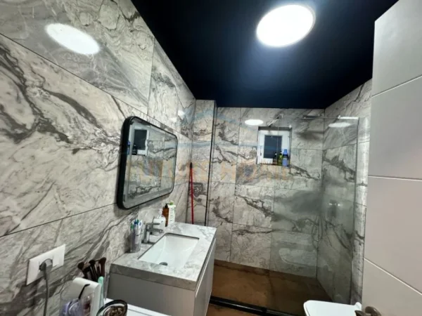 Tirane, jepet me qera apartament 1+1+Ballkon Kati 10, 65 m² 800 € (Komuna e Parisit)