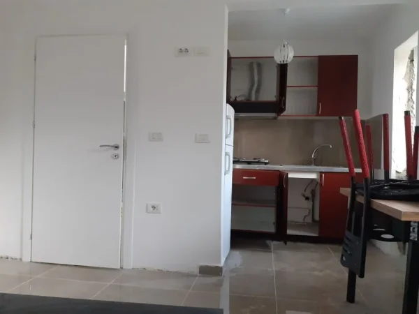 Tirane, jepet me qera 1+1 Kati 2, 70 m² 600 € ( JEPET ME QERA SUPER APARTAMENTI 1+1 NE QENDER TEK RRUGA FORTUZI.)