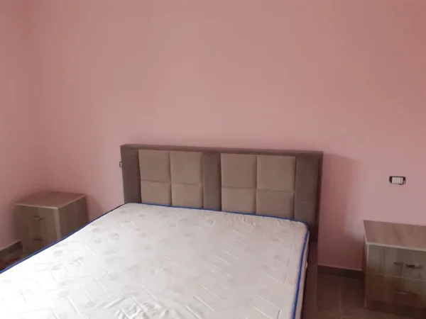 Tirane, jepet me qera 1+1 Kati 2, 70 m² 600 € ( JEPET ME QERA SUPER APARTAMENTI 1+1 NE QENDER TEK RRUGA FORTUZI.)