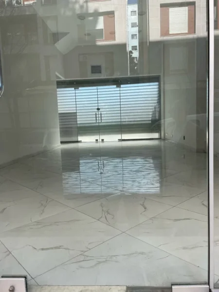 Tirane, jepet me qera ambjent biznesi Kati 0, 60 m² 900 € (21 DHJETORI)