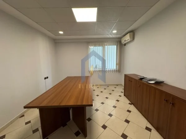 Tirane, jap me qera zyre Kati 5, 110 m² 1.550 € (bllok)