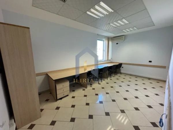 Tirane, jap me qera zyre Kati 5, 110 m² 1.550 € (bllok)