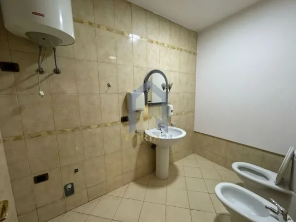 Tirane, jap me qera zyre Kati 5, 110 m² 1.550 € (bllok)
