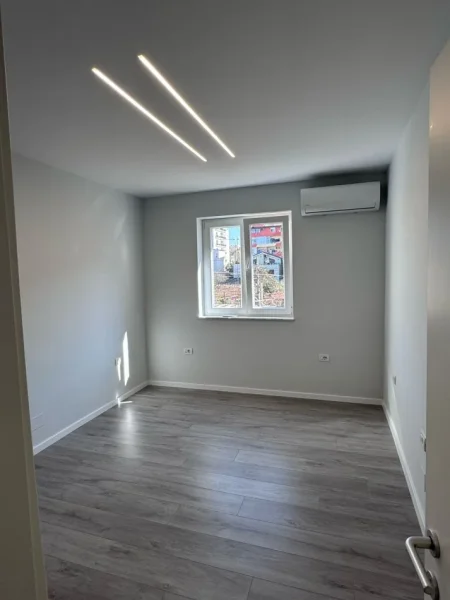 Tirane, jepet me qera apartament 2+1 Kati 1, 73 m² 700 € (xhamlliku)