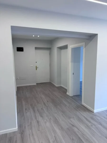 Tirane, jepet me qera apartament 2+1 Kati 1, 73 m² 700 € (xhamlliku)
