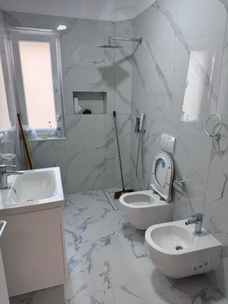 Tirane, jepet me qera apartament 2+1 Kati 1, 73 m² 700 € (xhamlliku)